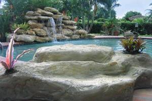 泳池与喷泉和热带必威体育app设计在迈阿密